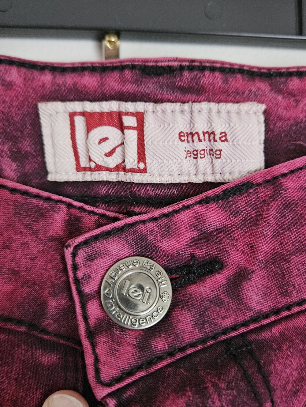 L.E.I. Emma Stretchy Jeggings in Magenta & Black Dyed Denim: Junior's Size 15 - Picture 3 of 5